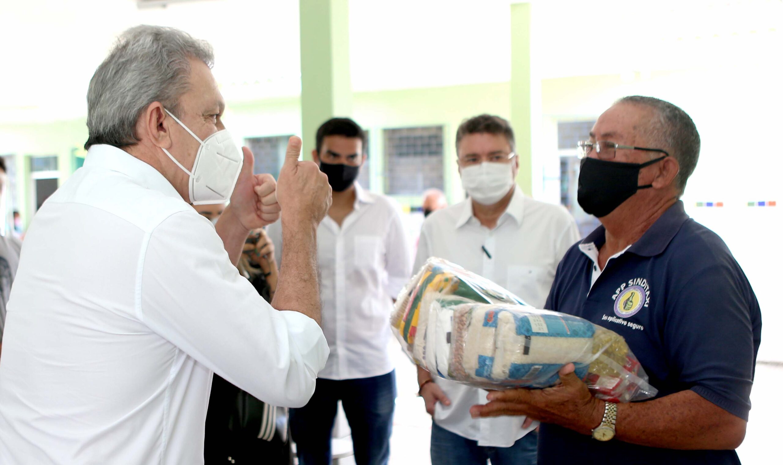 Prefeitura de Fortaleza acompanha entrega de cestas básicas para taxistas, carroceiros, catadores de recicláveis e outros empreendedores