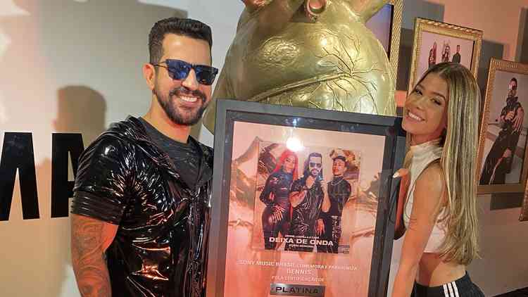 Dennis é surpreendido ao receber Disco de Platina de sua filha Tília!