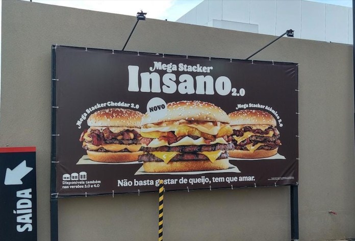 Burger King apresenta Mega Stacker e Chicken Crispy Insano e novas sobremesas Hershey’s Cookie’s N’cream