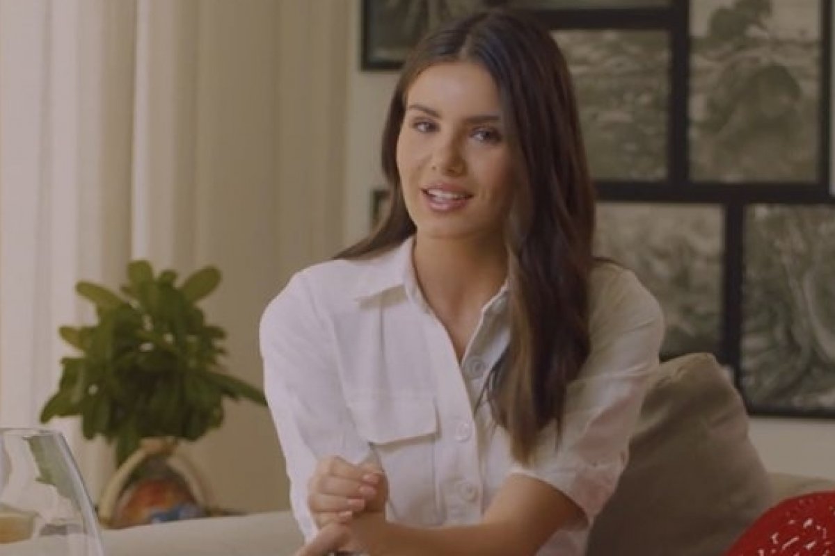 Camila Queiroz estrela campanha da Aliansce Sonae para estimular compra online