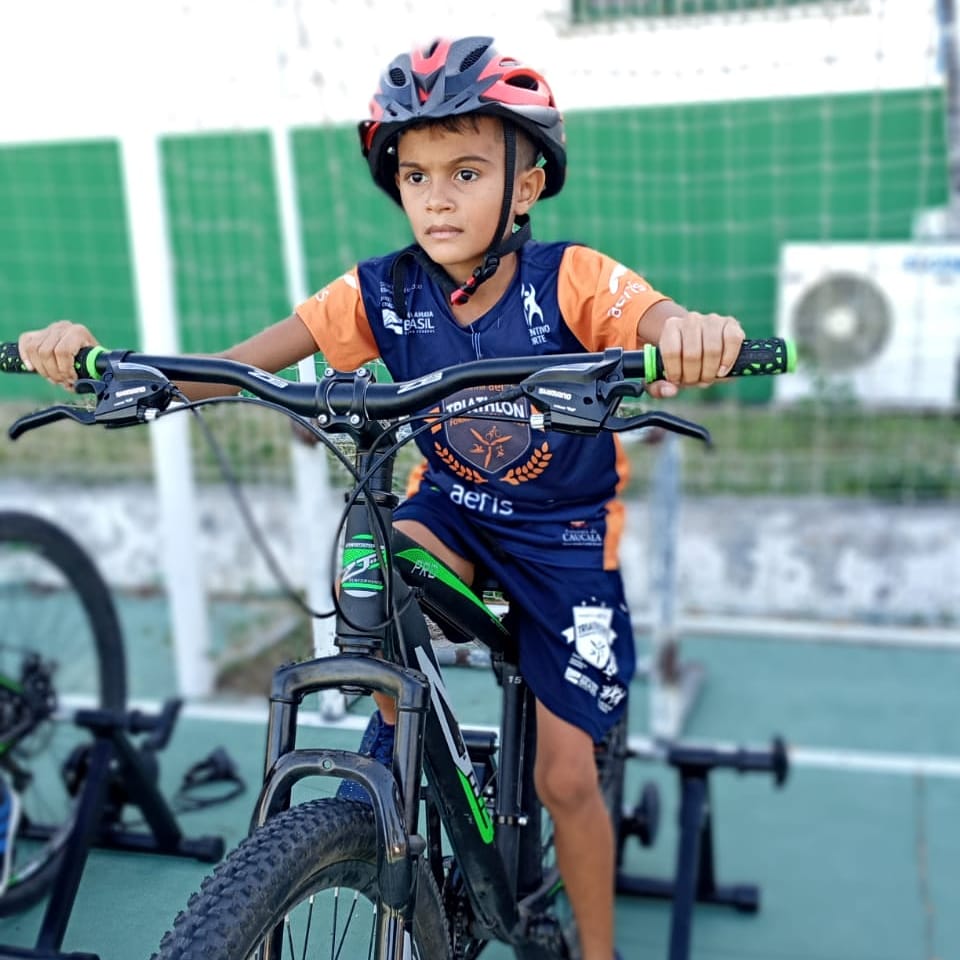 Mascote de escolinha de triathlon em Caucaia é exemplo de dedicação