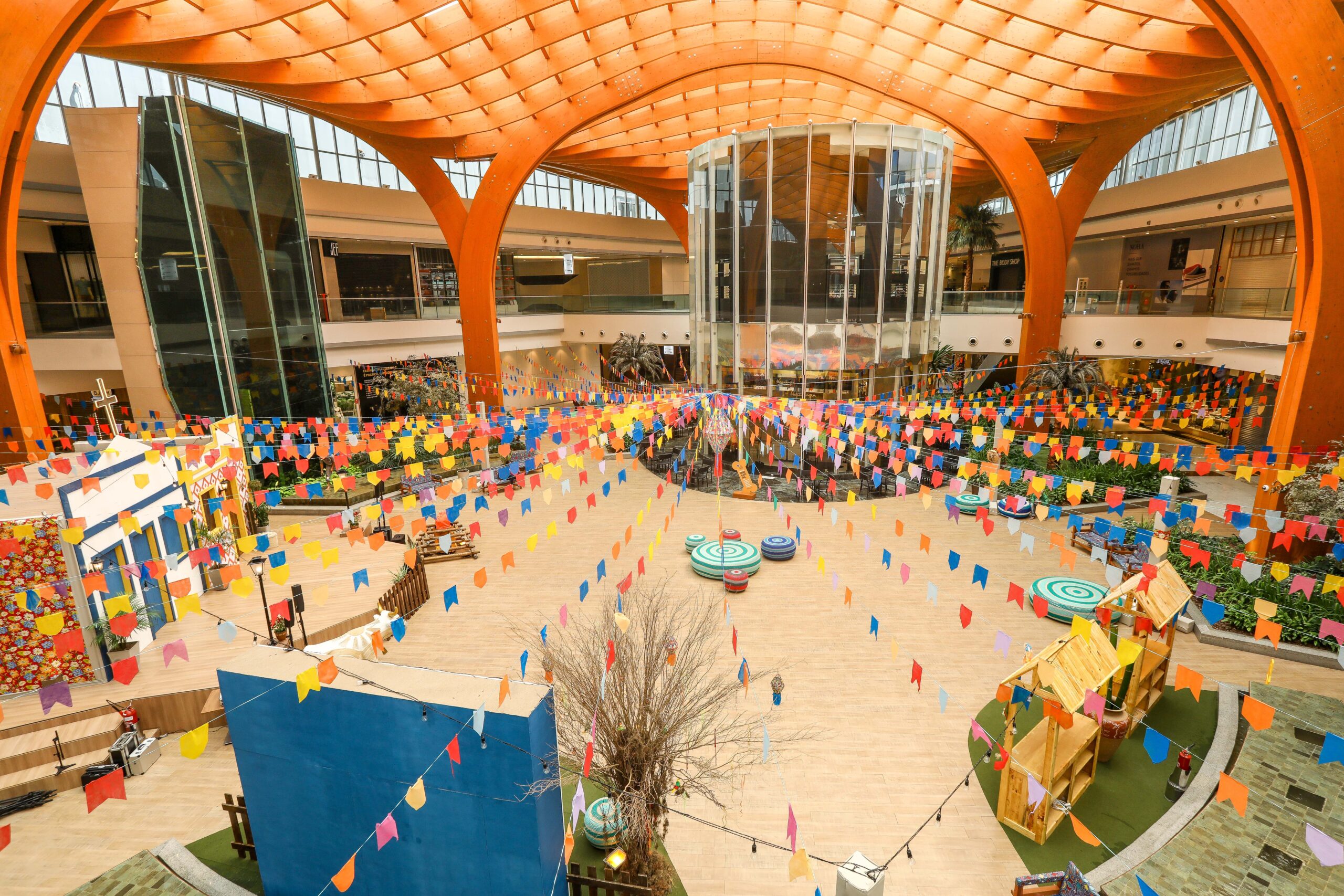 Iguatemi Fortaleza entra no clima de São João com decoração especial, muita música e comidas típicas