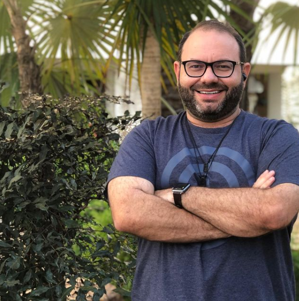 Influenciador Víctor Costa apoia projeto de doação de refeições solidárias