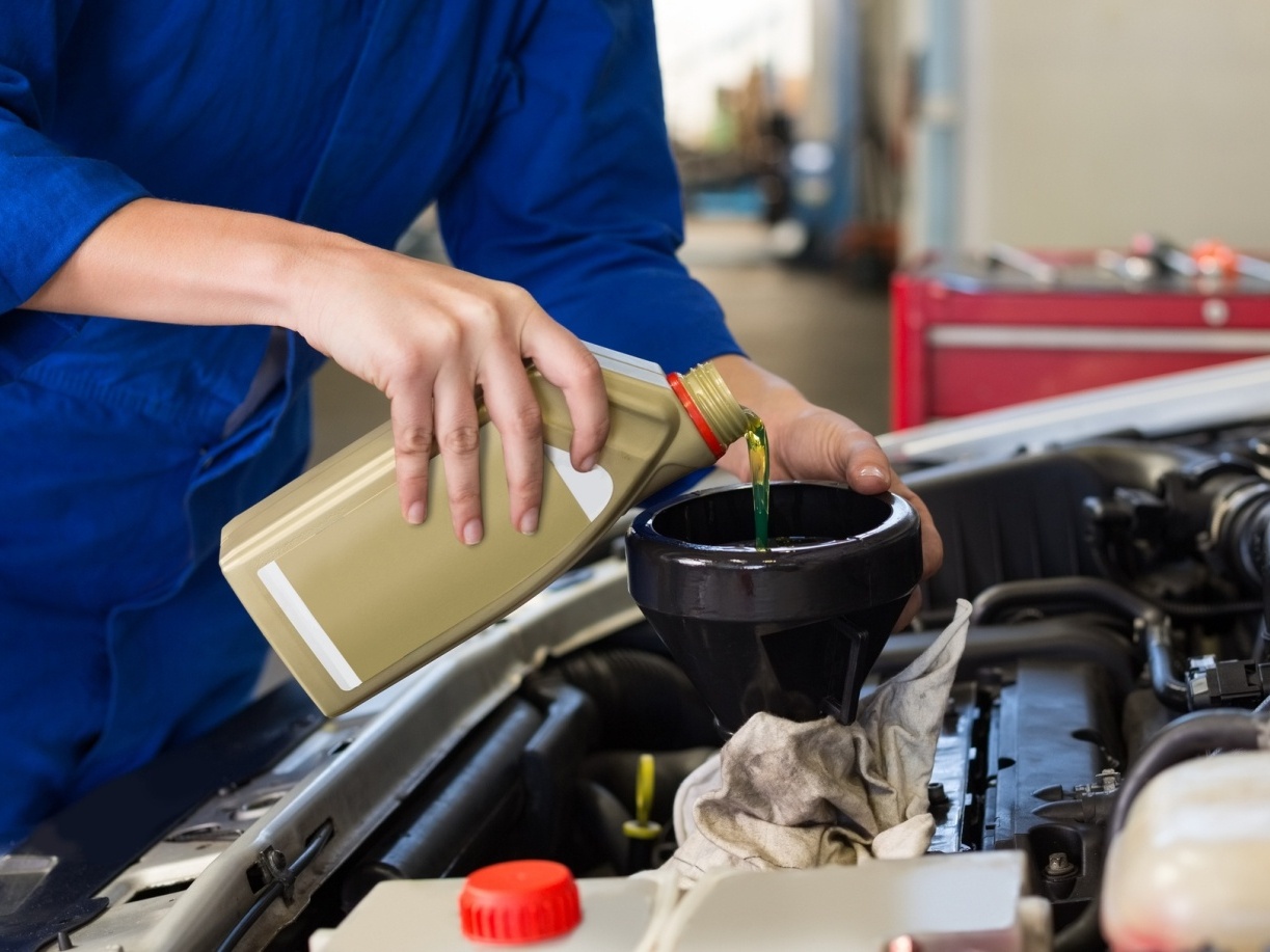 Especialista do ramo automotivo explica os benefícios da troca de óleo para evitar danos no veículo