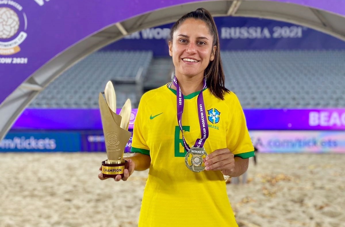 Atleta da UniAteneu é campeã pelo Brasil na Copa Intercontinental Feminina de Futebol de Praia disputada na Rússia