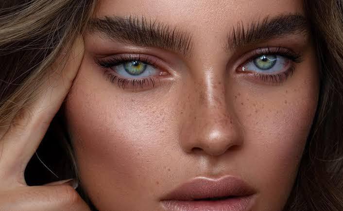 A tendência do olhar perfeito: conheça o efeito Foxy Eyes e a utilização de lentes de contato coloridas