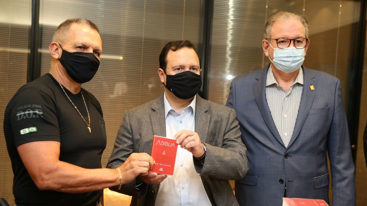 Em parceria com a Fiec, Igor Queiroz Barroso doa mil bíblias e mil terços a projetos de reinserção social de pessoas em privação de liberdade
