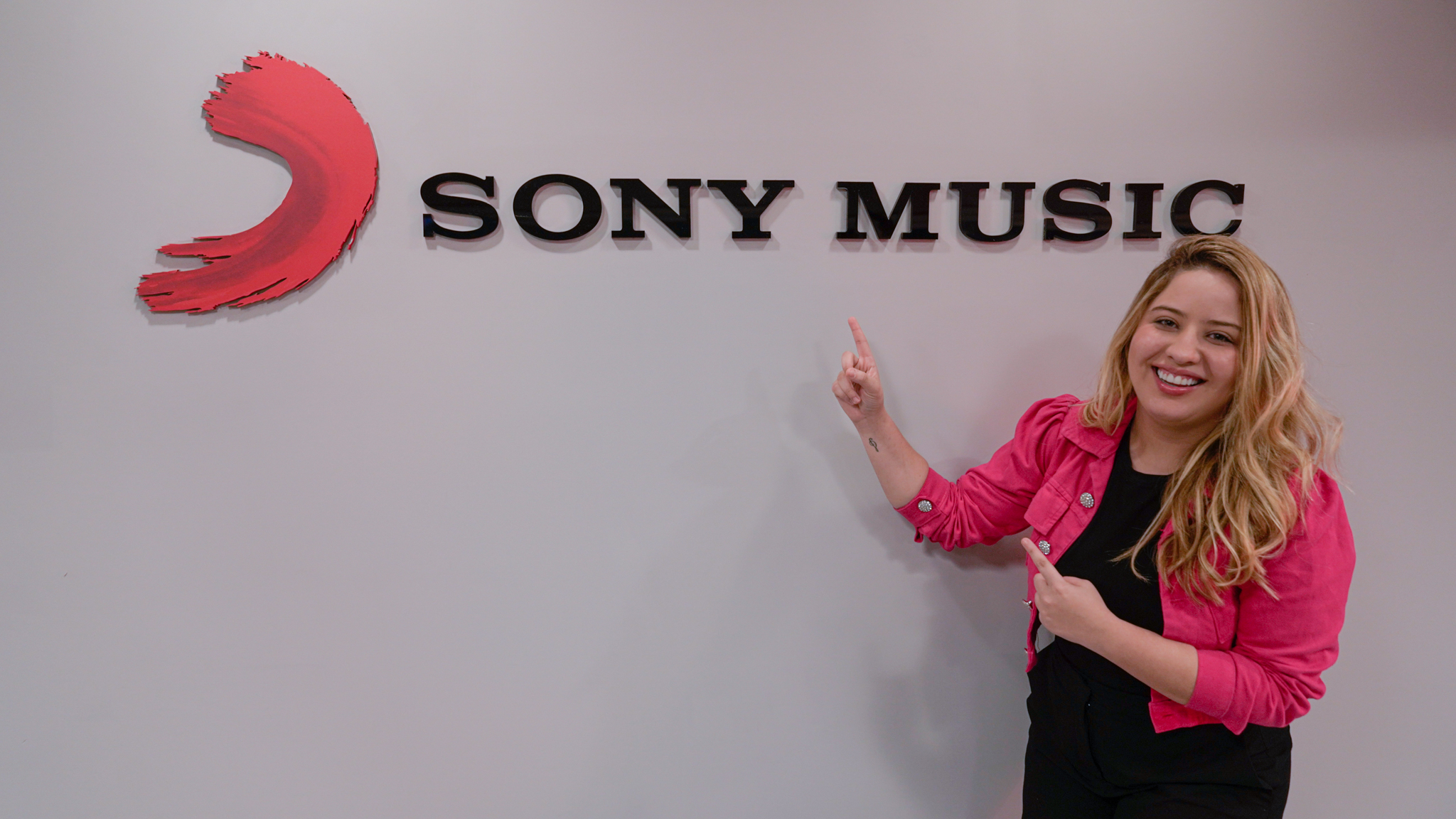 Da sofrência à volta por cima: Mari Fernandez assina com a Sony Music e lança novo EP “Pra Lascar o Coração” com três canções inéditas