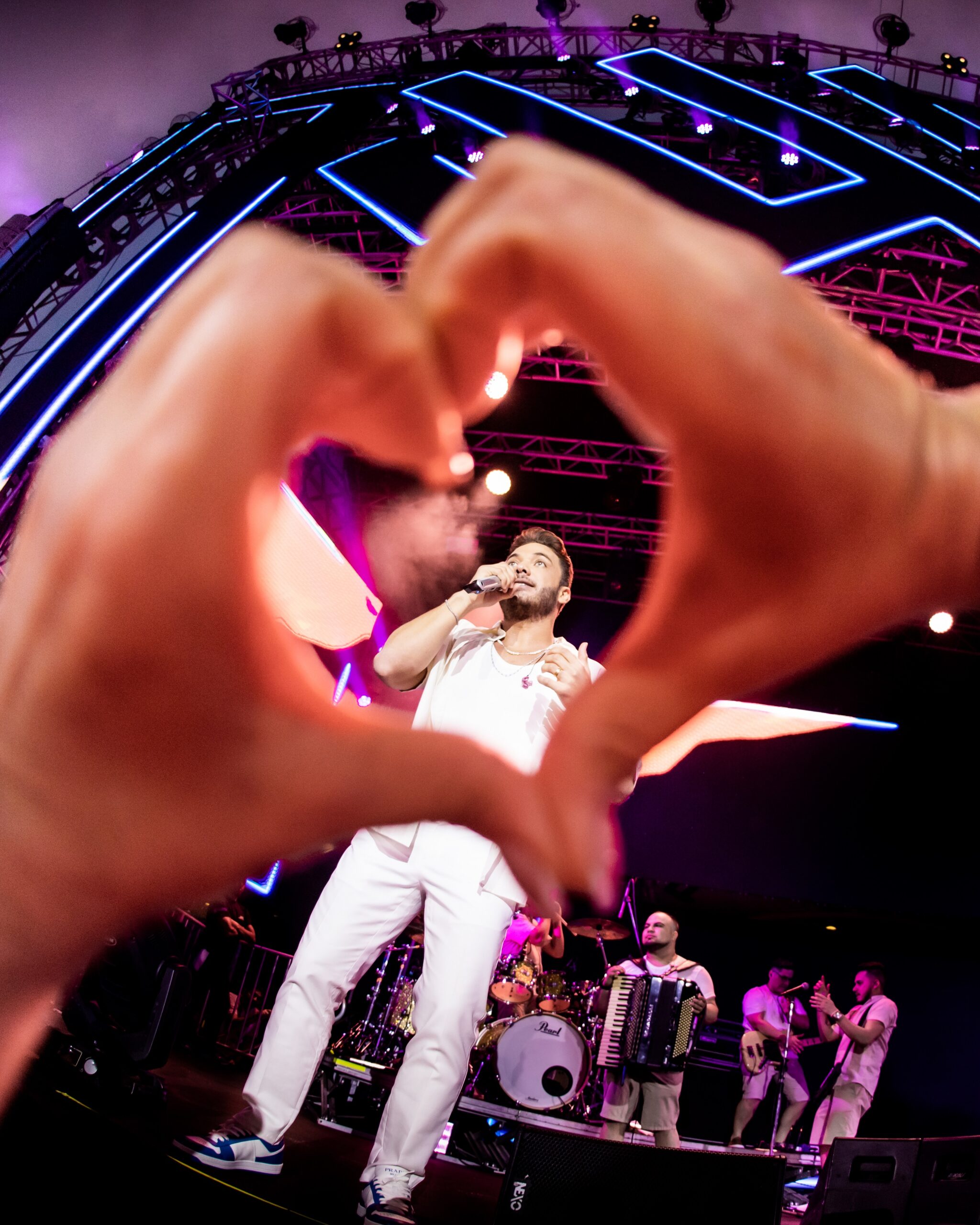 Com gás total, Wesley Safadão faz mais de 6 horas de show em alto mar e promete repetir a dose com “TBT do Safadão” na última noite de festa