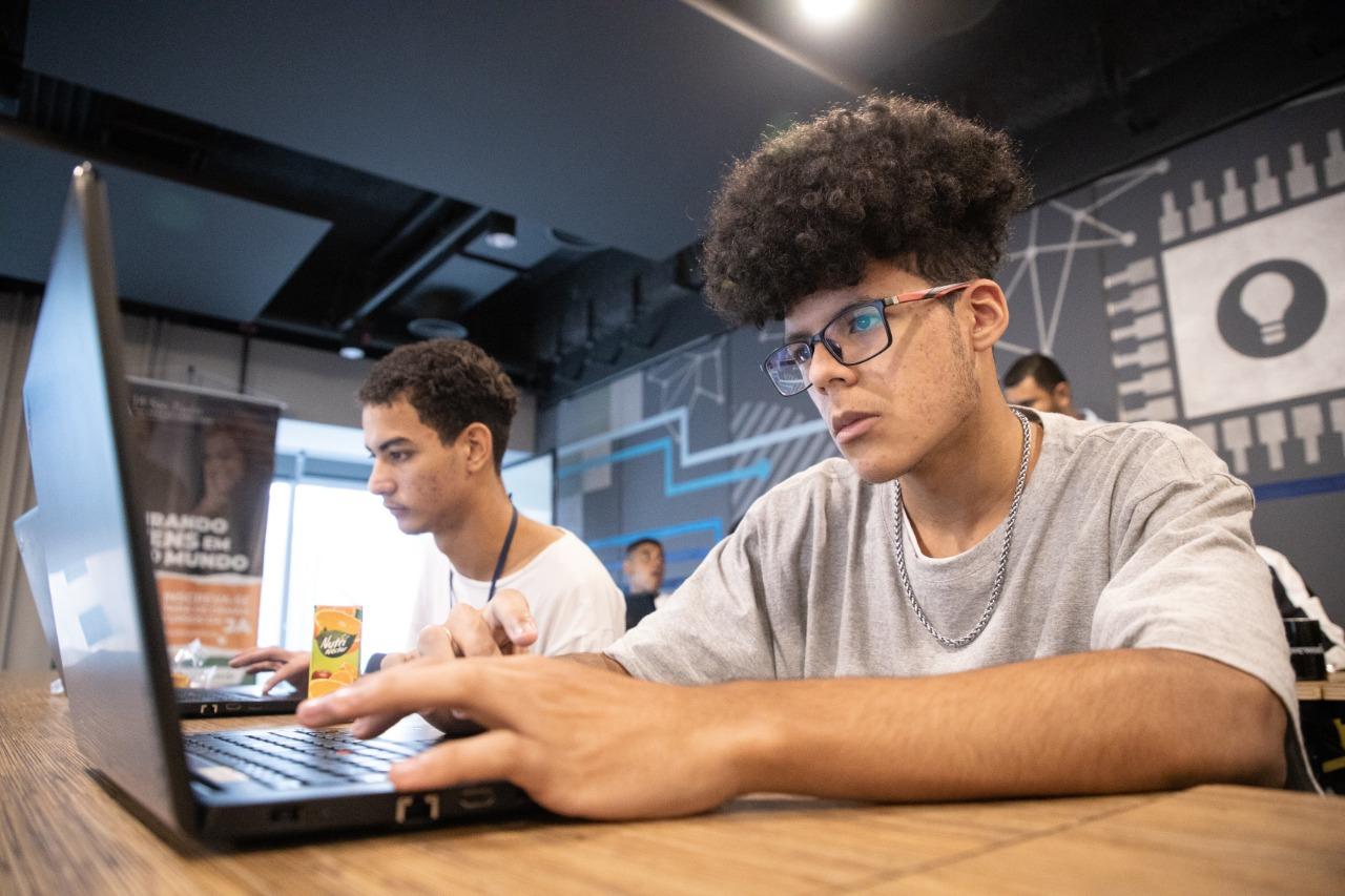 Junior Achievement realiza festival para resgatar o vínculo do jovem com o aprendizado