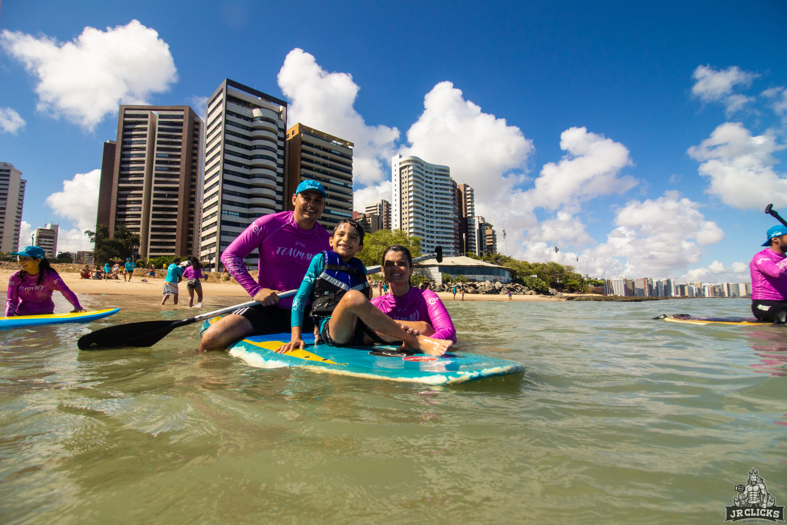 Associação Fortaleza Azul (FAZ) abre inscrições para 2ª edição do projeto TEA(MAR) com aulas gratuitas de stand-up paddle para autistas