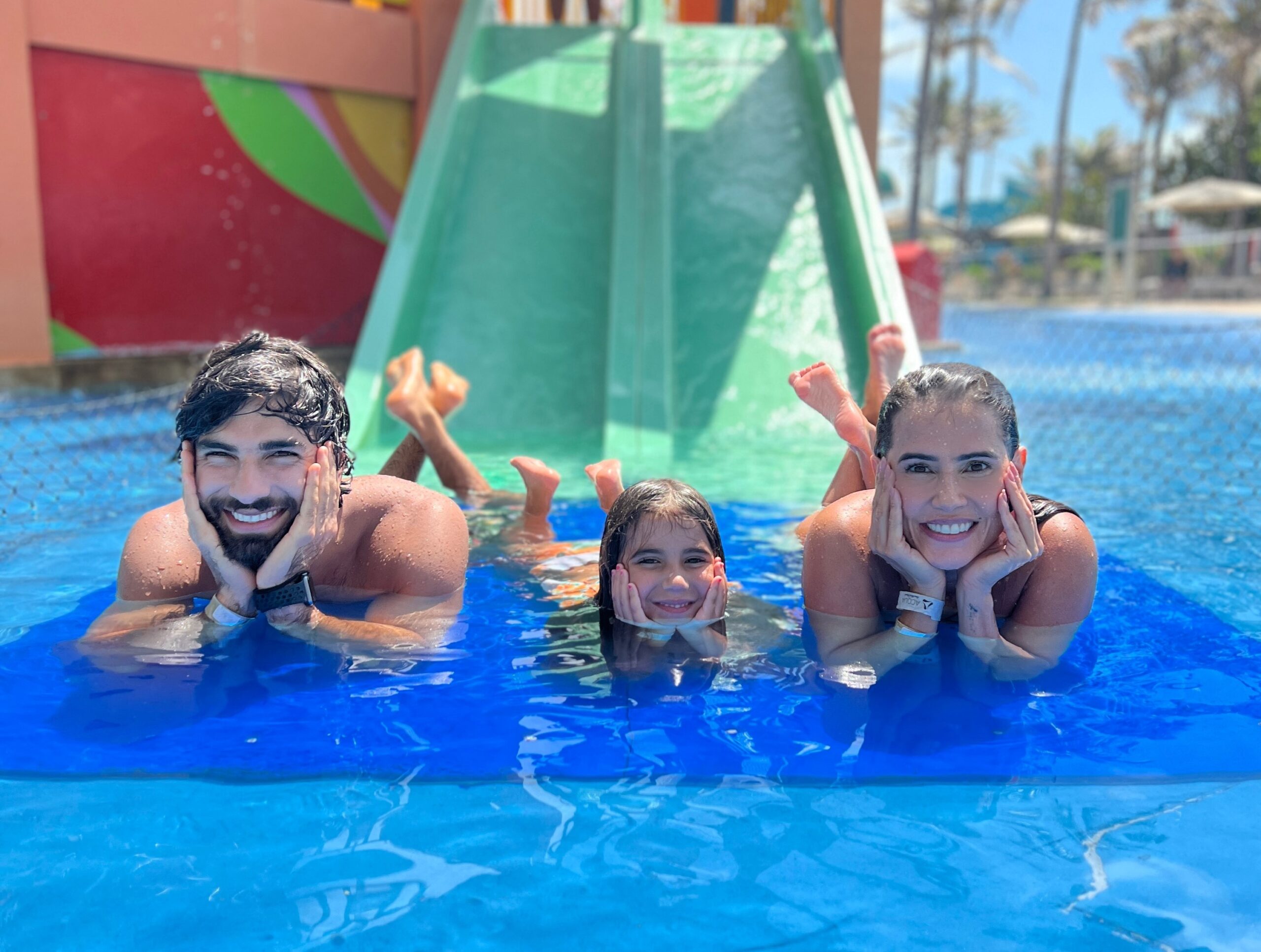 Deborah Secco comemora aniversário no Beach Park