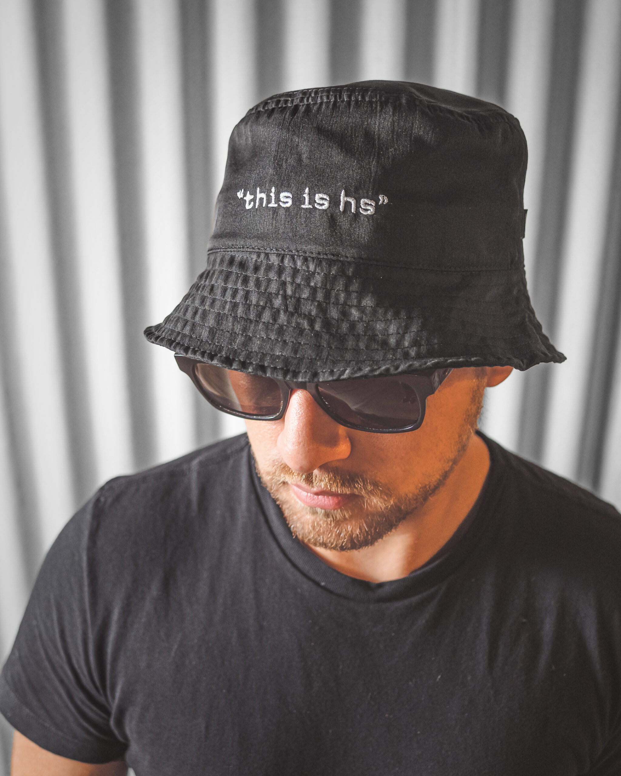 Tendência na moda, o bucket hat é o novo integrante da linha de acessórios da Homem do Sapato