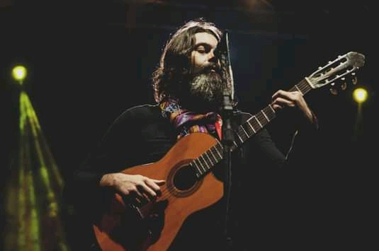 Banda Renegados, Daniel Groove e Luisinho Magalhães são atrações do final de semana no Cantinho do Frango
