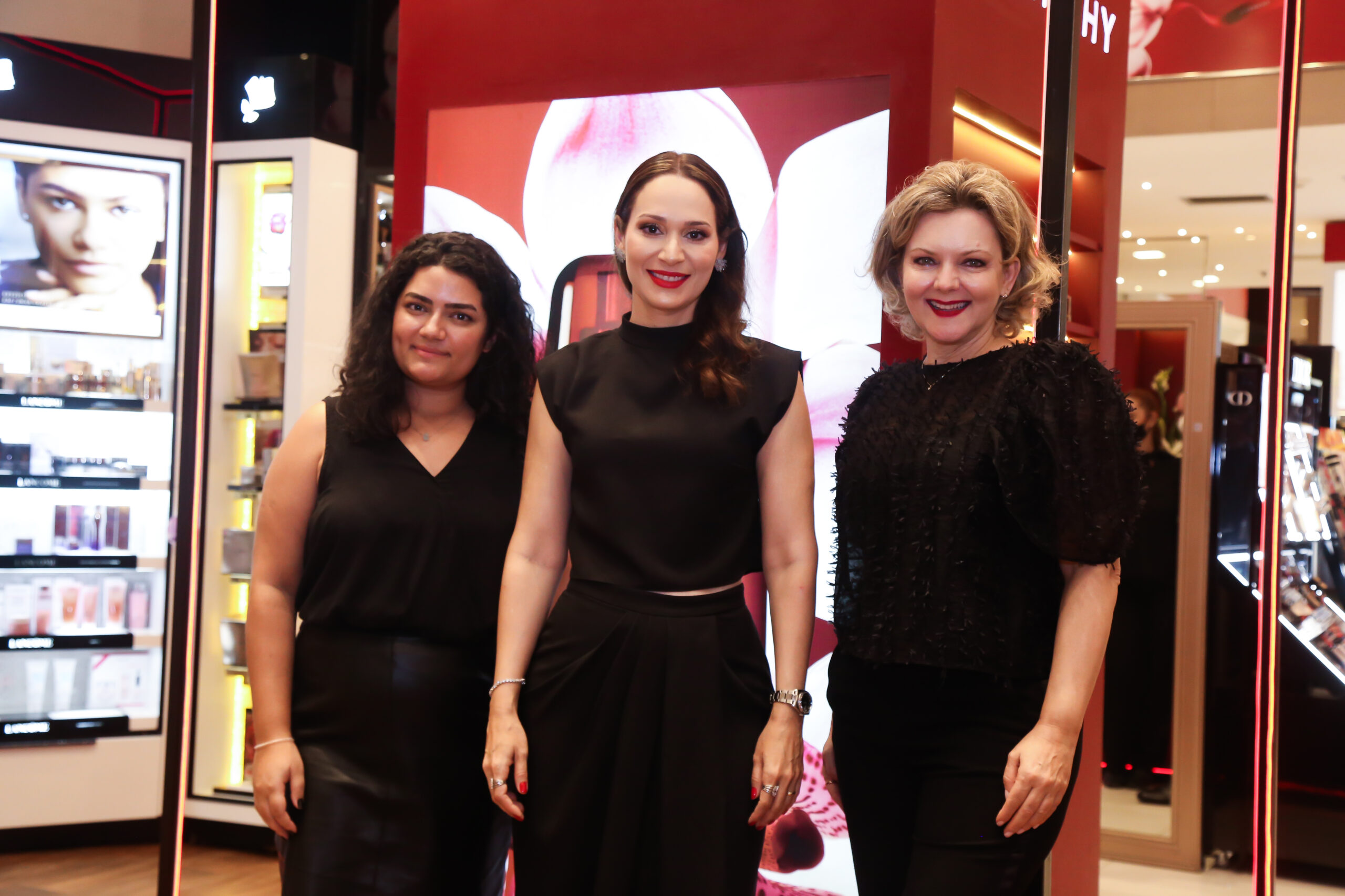 Loja AmericaNews do RioMar Fortaleza recebe ação exclusiva com selfie point e brindes da grife Givenchy