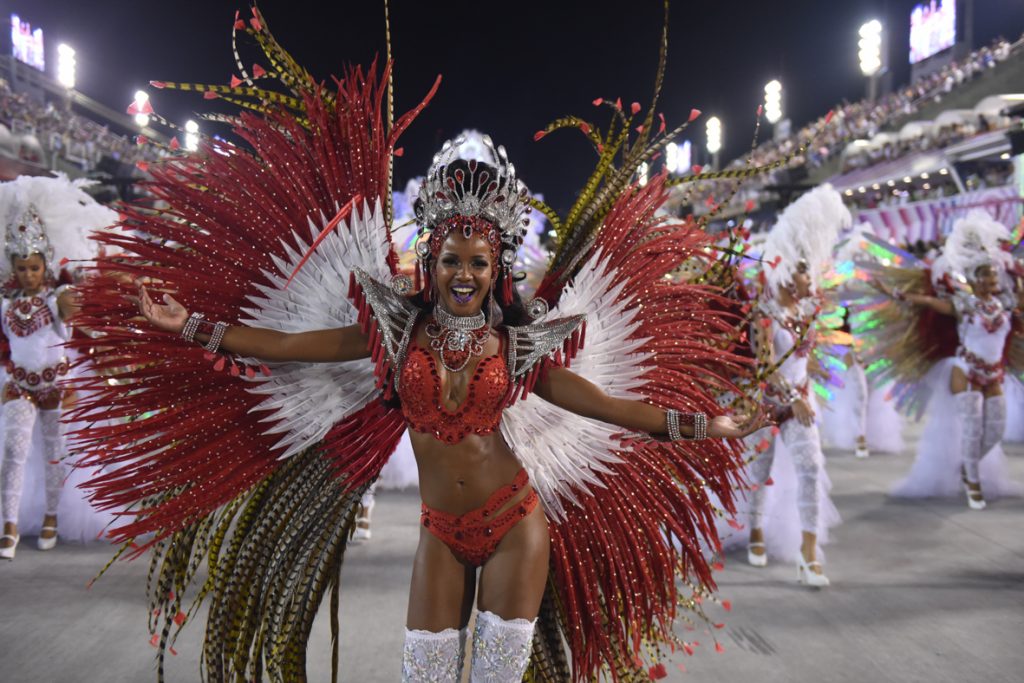 Nayane Lingerie veste ala “Angels” no desfile da Escola de Samba União da Ilha do Governador