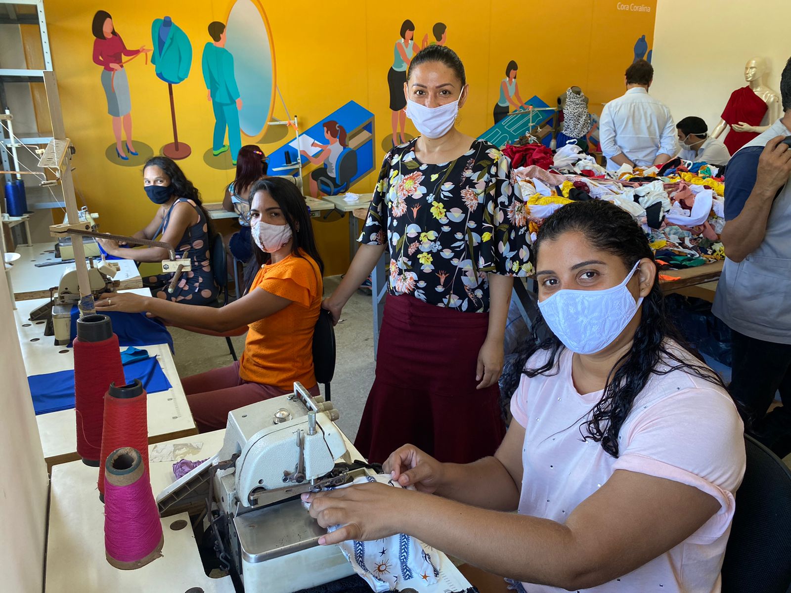 Prefeitura de Fortaleza inaugura ateliê do Projeto Costurando o Futuro na Pracinha da Cultura do Ancuri
