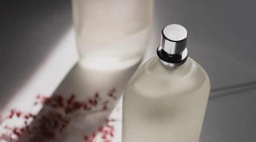 Desodorante Colônia ou Eau de Parfum? Aprenda quais são os diferentes tipos de fragrância e a melhor forma de usá-las
