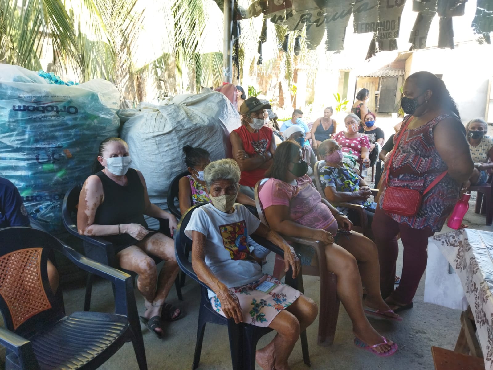 Associação O Pequeno Nazareno entrega vale gás para famílias em situação de vulnerabilidade social