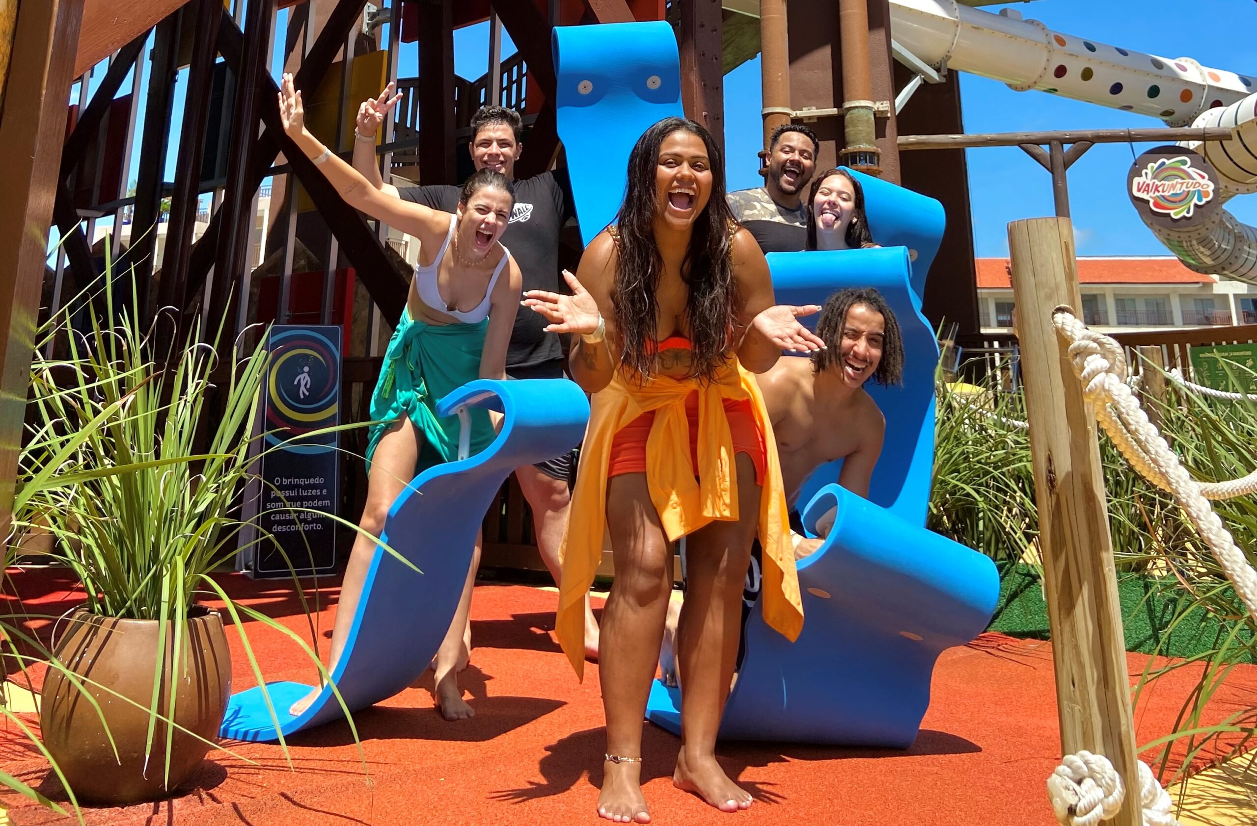 Camila Loures reúne família e amigos para dias de diversão no Beach Park