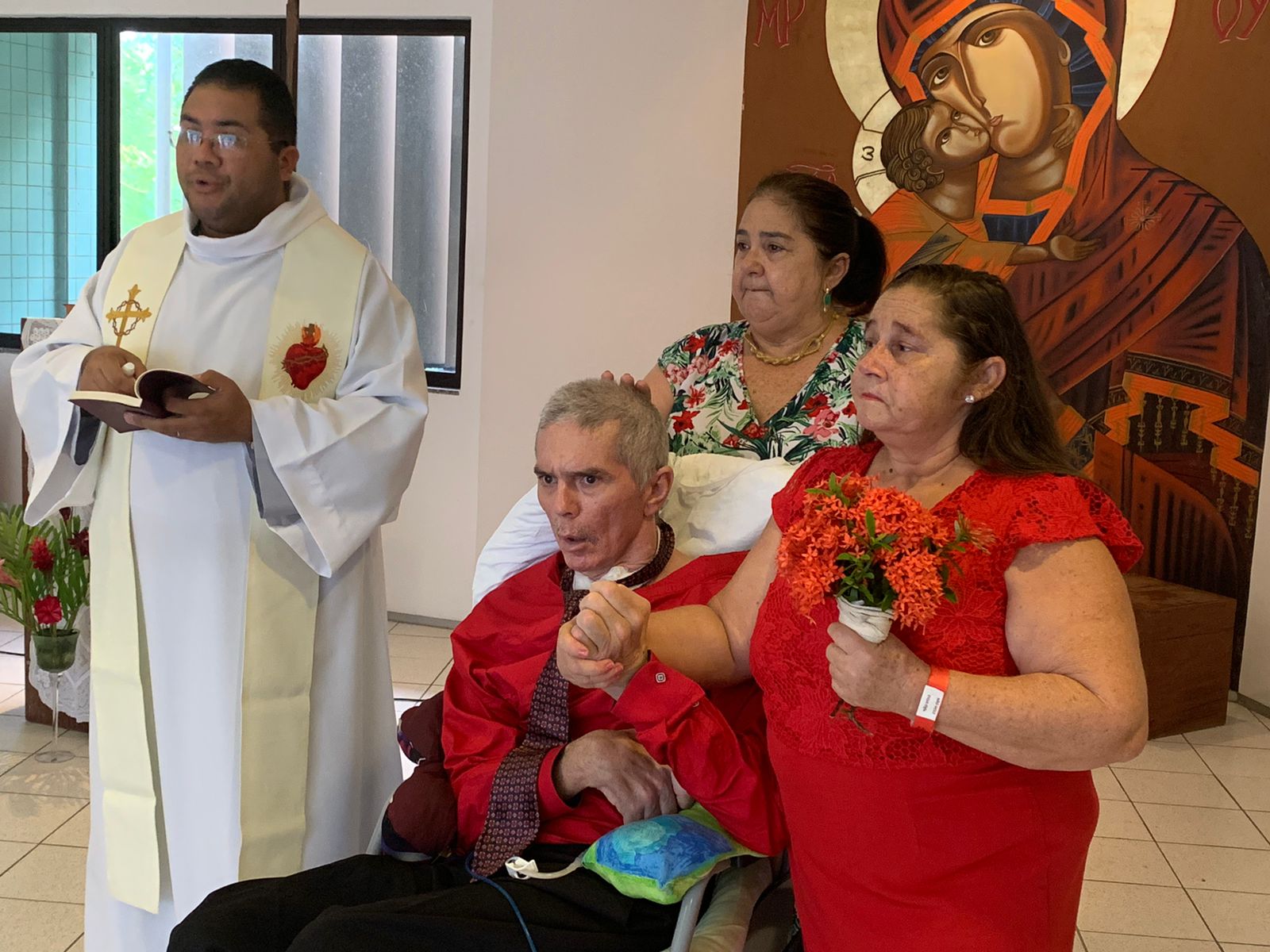 Paciente celebra alta com renovação de casamento na Casa de Cuidados do Ceará