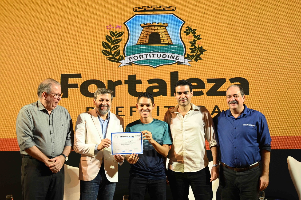 Prefeitura entrega 933 certificados para concludentes do Programa Fortaleza + Futuro