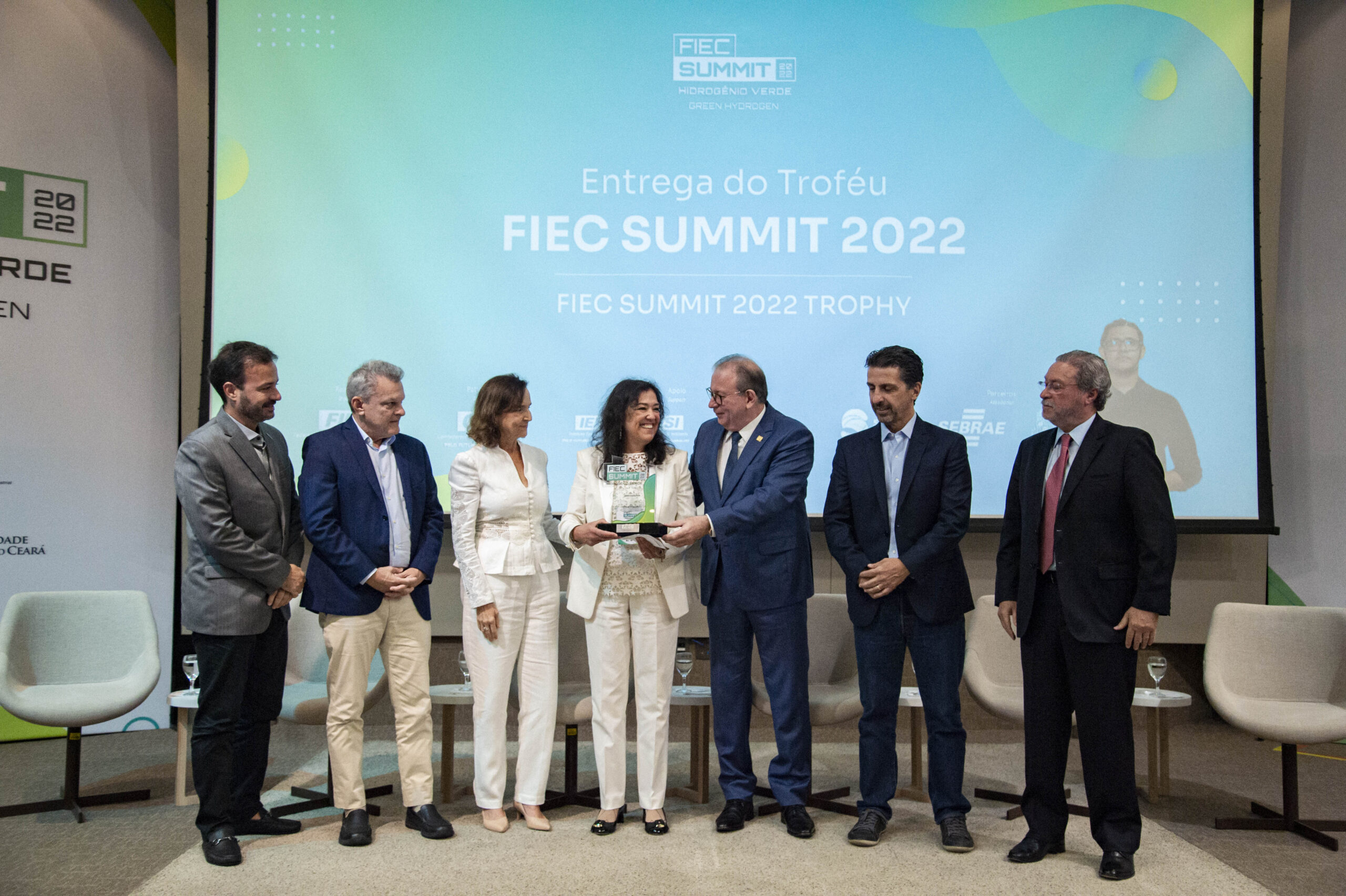 Monica Saraiva Panik é agraciada com Troféu FIEC Summit 2022