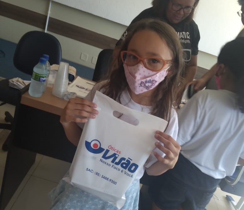 Instituto Bom Vizinho e Óticas Visão realizam entrega de óculos de grau a alunos
