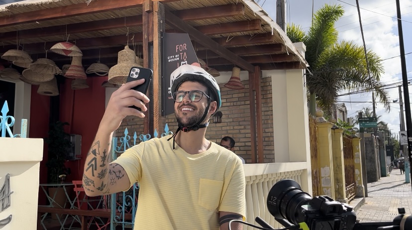 Nova campanha da AMC estrelada por Rodrigo Mussi conscientiza sobre trânsito seguro