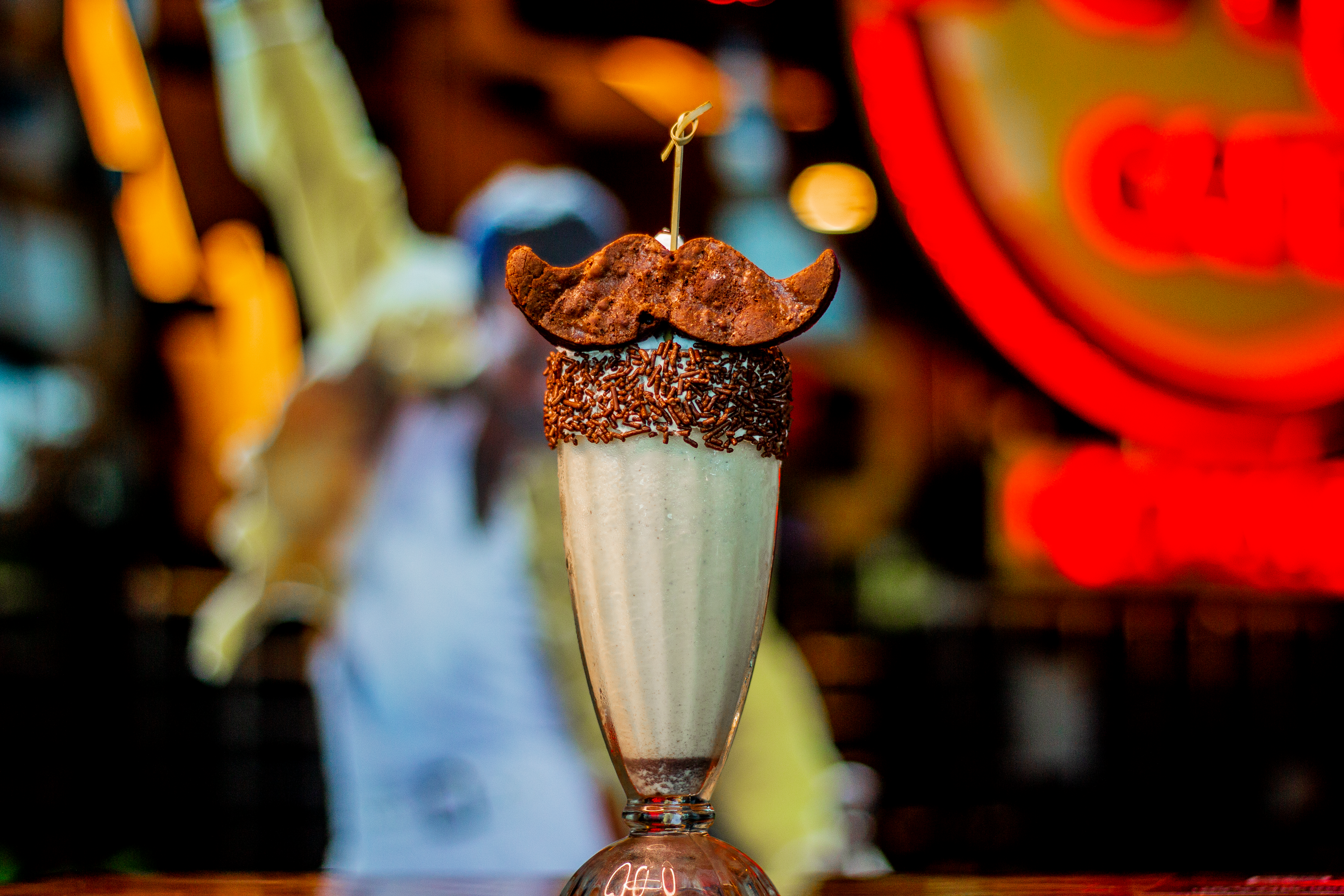 Freddie for a Week: Hard Rock Cafe Fortaleza arrecada alimentos para a Casa de Apoio Sol Nascente e faz tributo especial ao Freddie Mercury