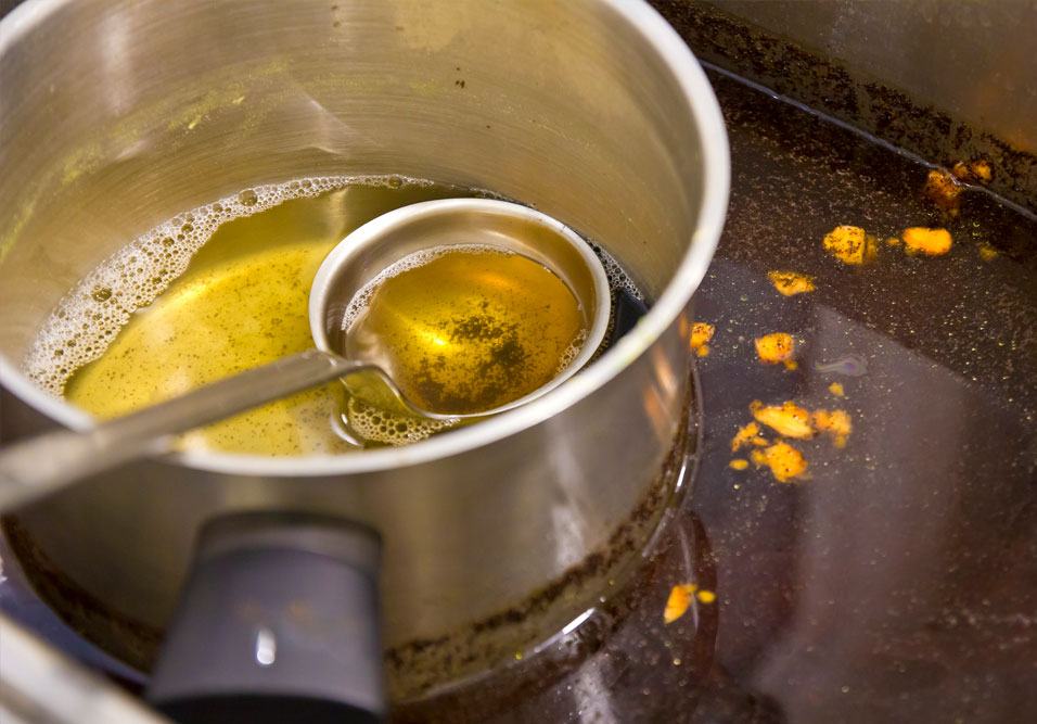 Fazer o descarte correto do óleo de cozinha evita prejuízos ao condomínio e ao meio ambiente