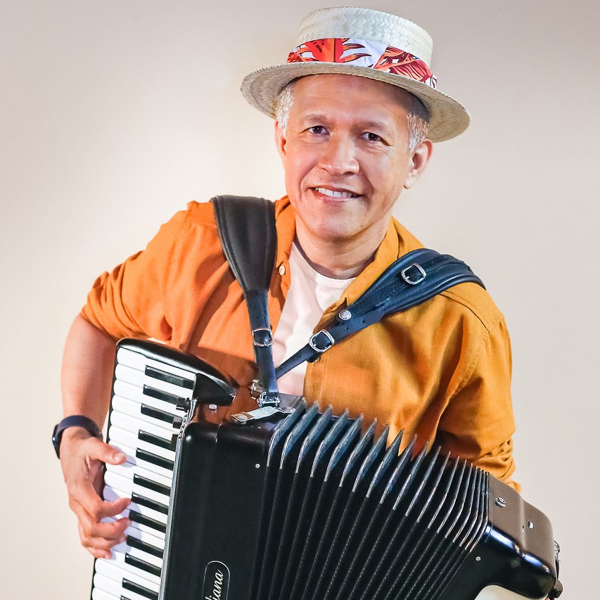 Cantor, instrumentista e arranjador Adelson Viana comemora 35 anos de carreira e lança o estilo forró praieiro 