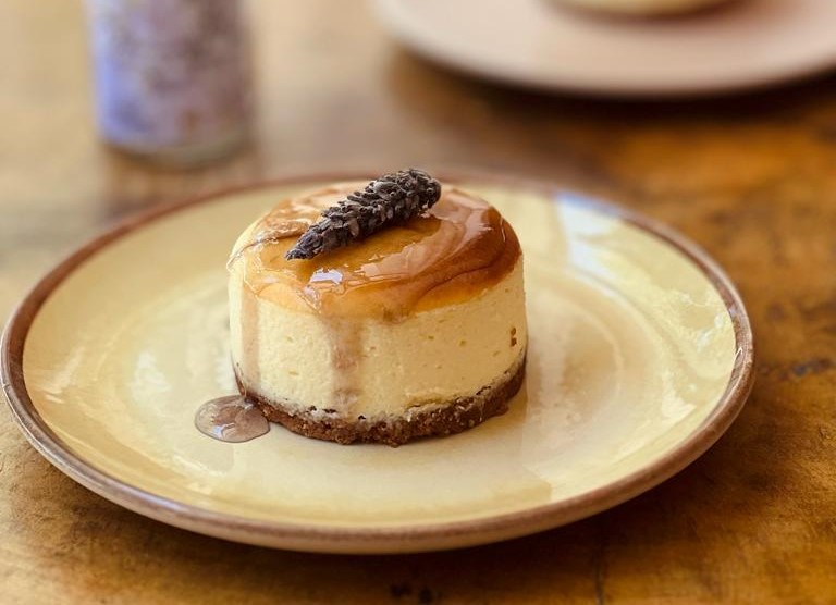 Com ações de co-branding, Luxo Natural celebra chegada da primavera com drink e cheesecake de lavanda