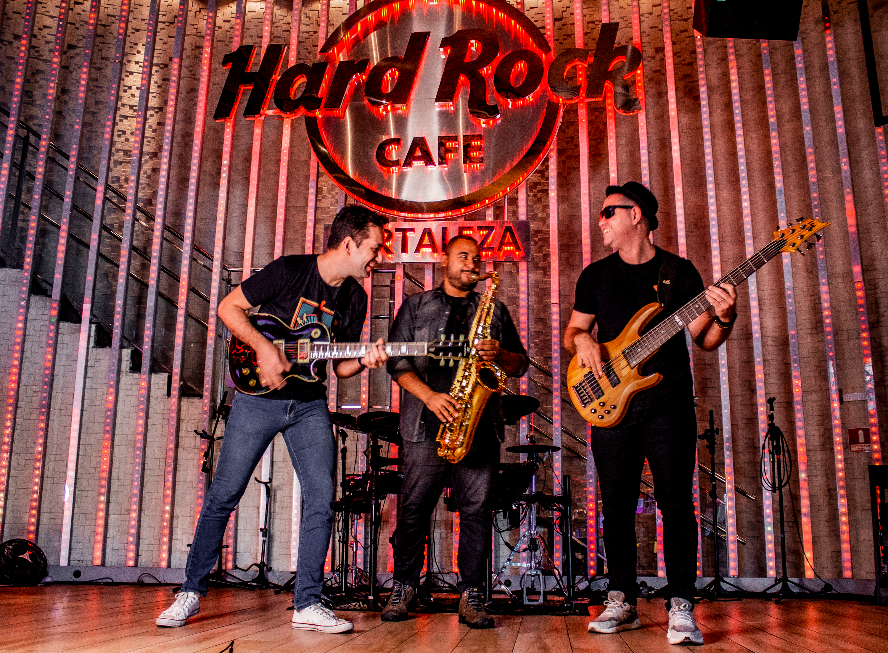 Hard Rock experimental: No palco sucessos do rock adaptados a estilos musicais variados