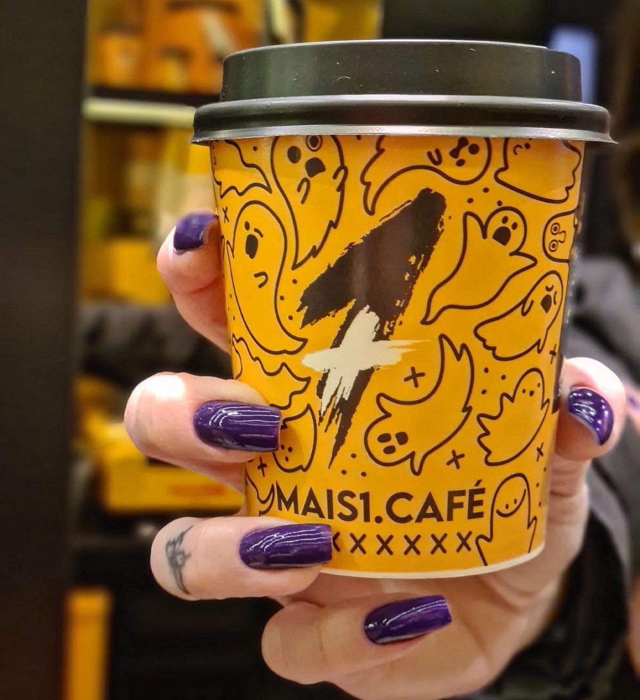 Rede de cafeterias Mais1 Café lança ‘Combo Secreto’ em comemoração ao Halloween