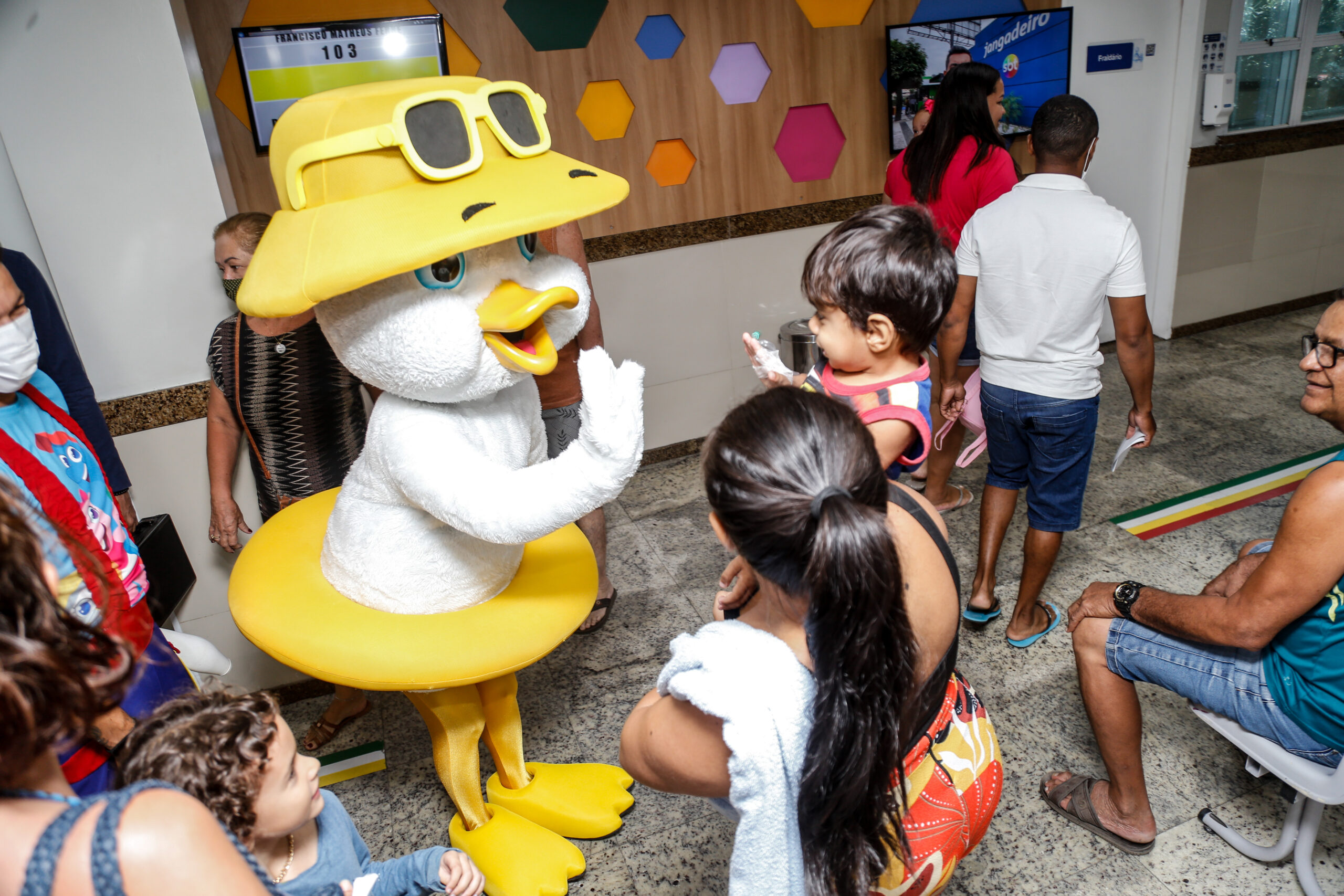 Beach Park leva animação para crianças atendidas no Hospital Infantil Luís França