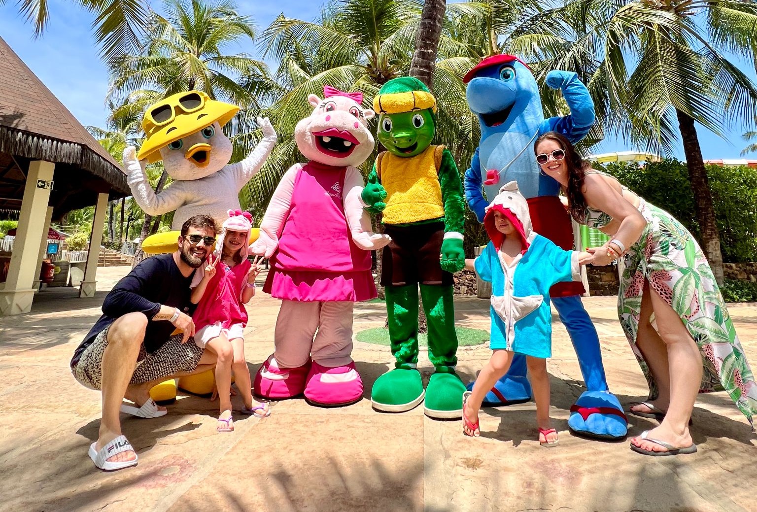 Mari Bridi e Rafael Cardoso celebram aniversário da filha no Beach Park