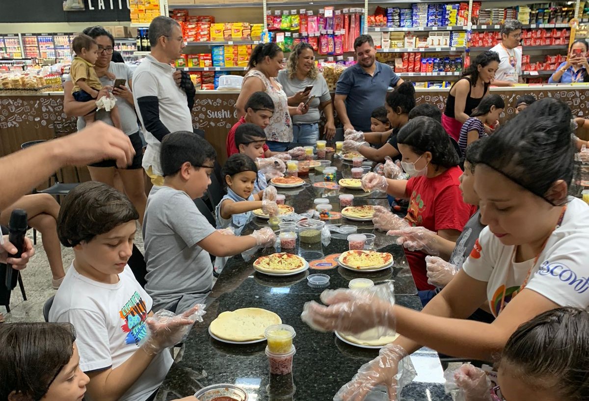 Supermercado Pinheiro comemora mês das Crianças com oficina de mini pizza no “Chefinho no Bom”