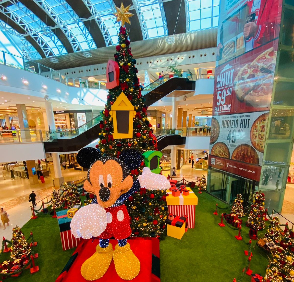 Shoppings RioMar em Fortaleza trazem decorações temáticas em clima de “Natal do Mickey”