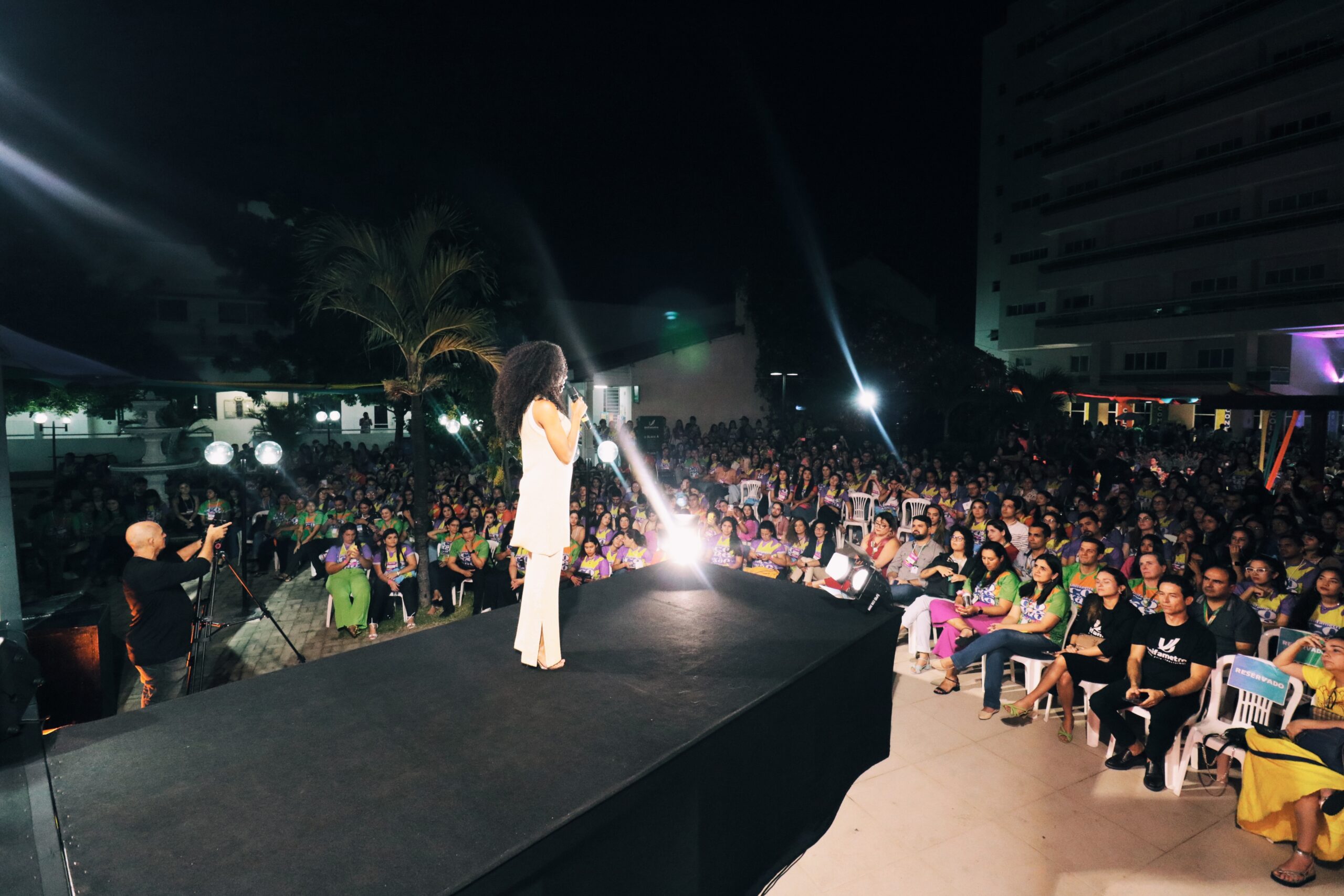 Conexão Colors: Thelma Assis abre semana acadêmica da Unifametro com palestra sobre transformação e superação pela educação