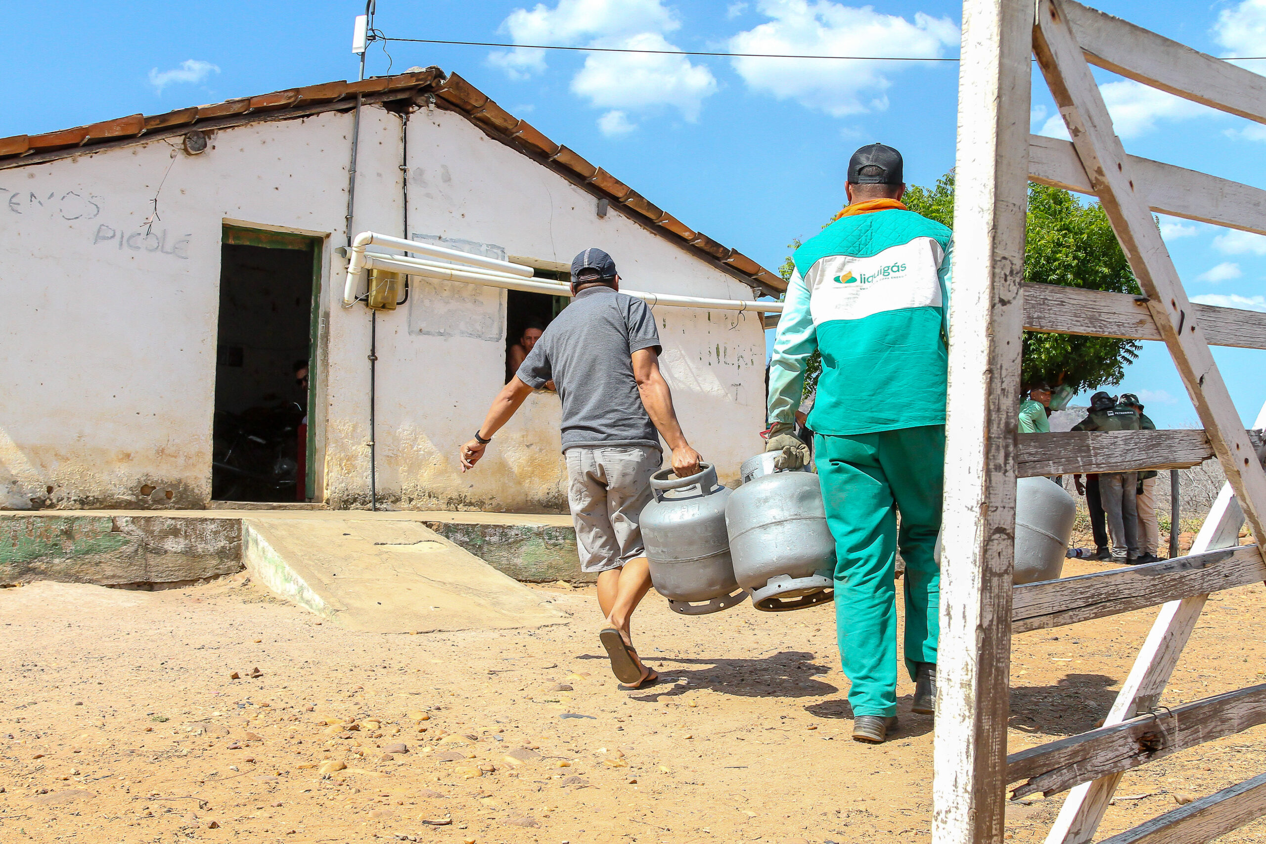 Associação Caatinga, em parceria com Petrobras, doa botijões de gás e cestas básicas para comunidades rurais do Ceará e Piauí