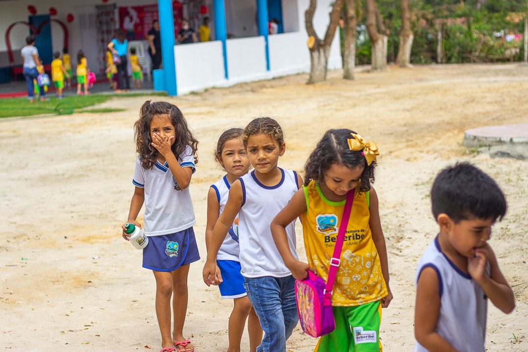 Fábrica de alimentos funda escola comunitária para ajudar na alfabetização de colaboradores