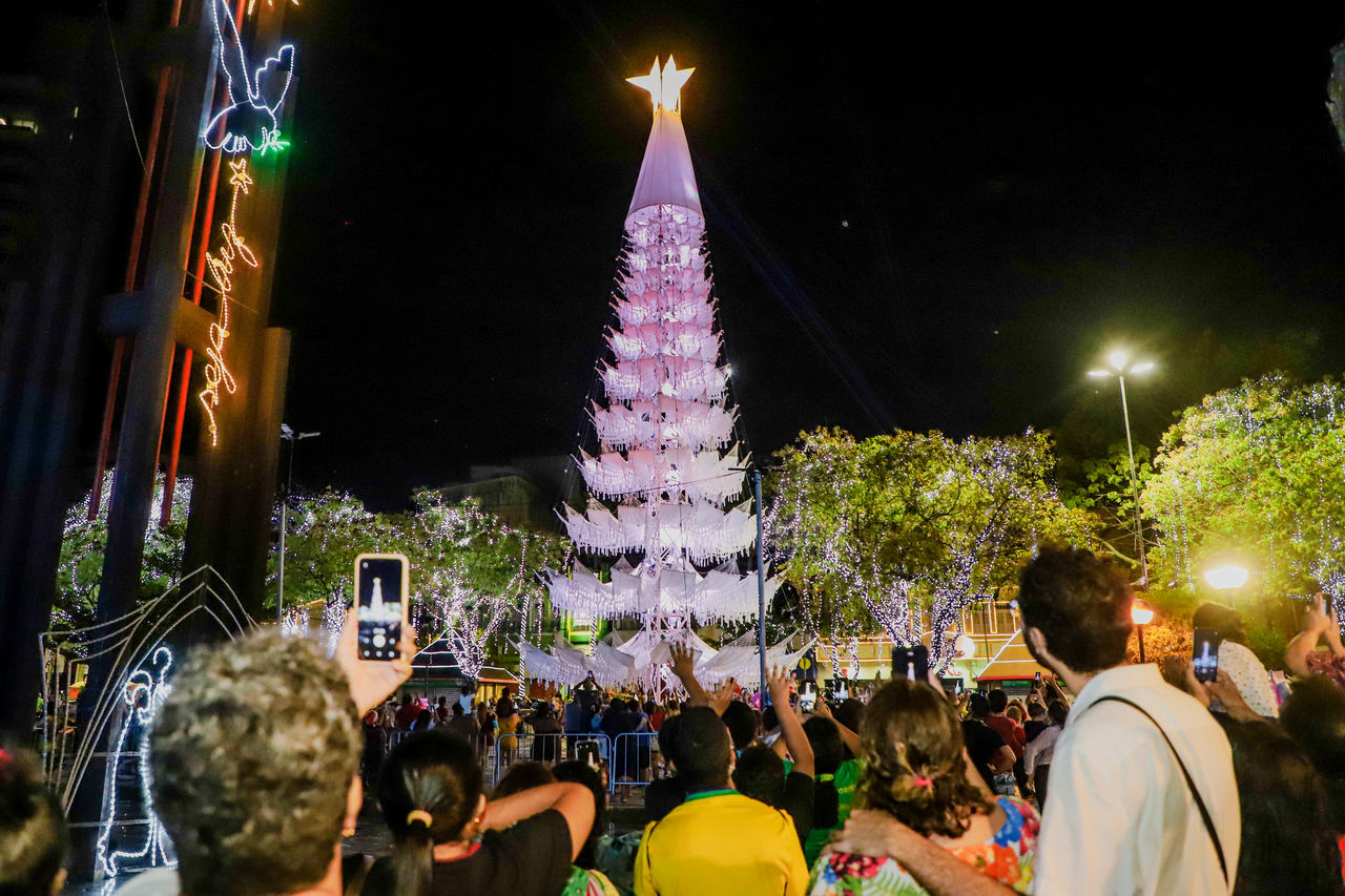 Árvore de Natal gigante do Ceará Natal de Luz encanta cearenses e turistas que visitam a Praça do Ferreira e Praça Portugal