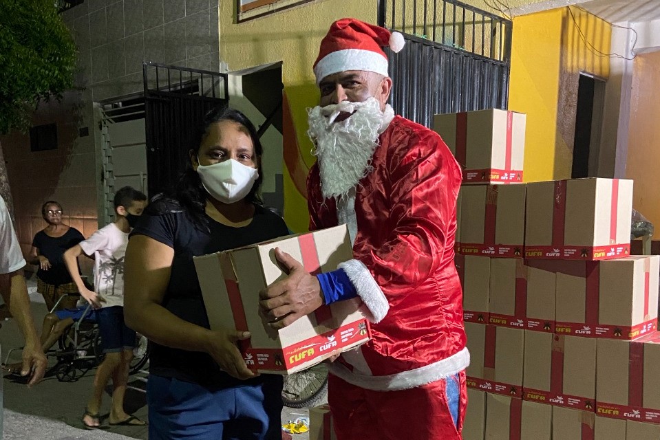 Natal da Cufa leva alimentos e brinquedos a favelas de todo o país