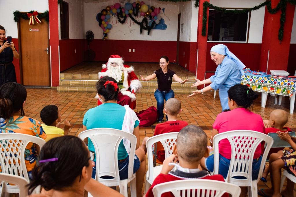 Crianças do Lar Amigos Jesus ganham ceia e visita do Papai Noel em ação promovida pela Sodiê Doces