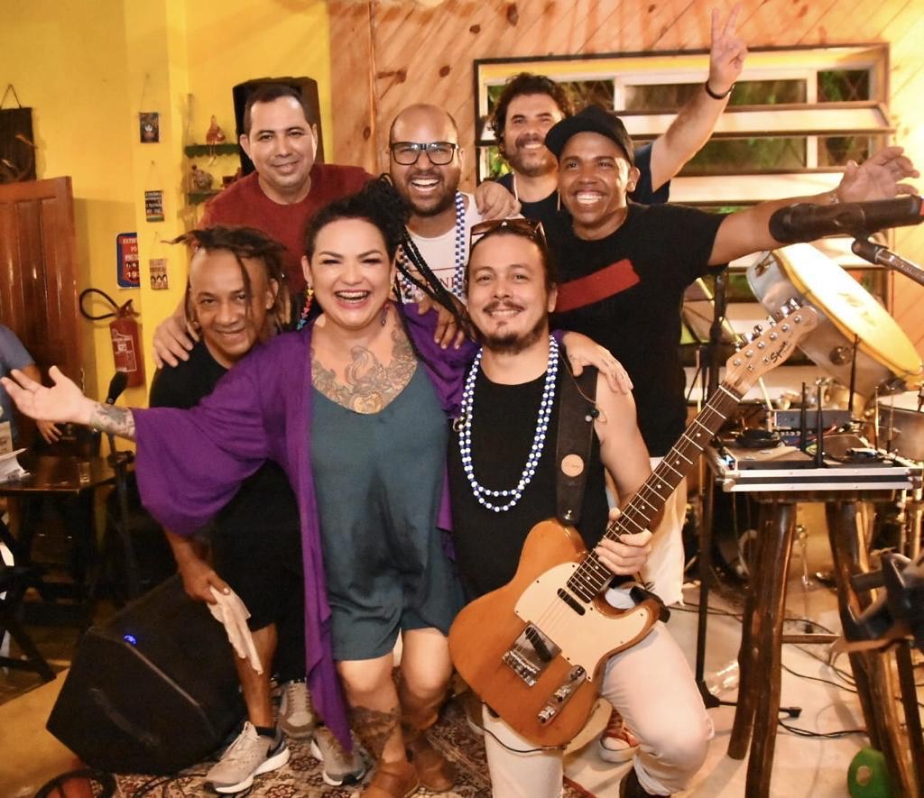 MÚSICA E GASTRONOMIA: Chef Van Régia mostra seu talento como cantora em show com banda Fortal 90 após o jogo do Brasil 