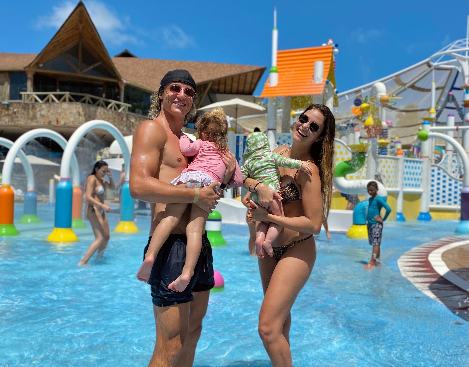 David Luiz curte férias em dia no Beach Park com a família