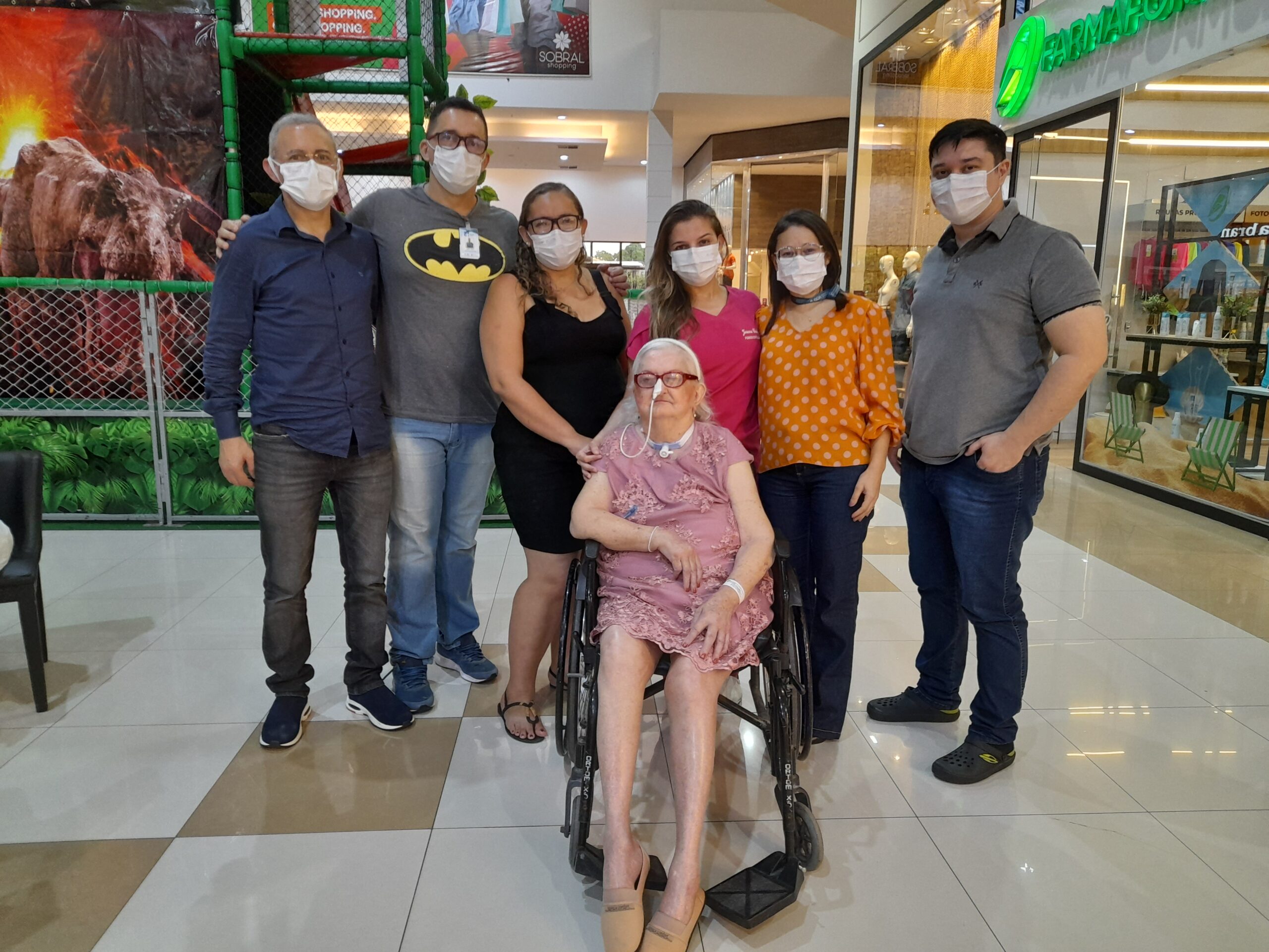 Equipe do HRN atende a desejo de paciente em cuidados especiais de passear em shopping