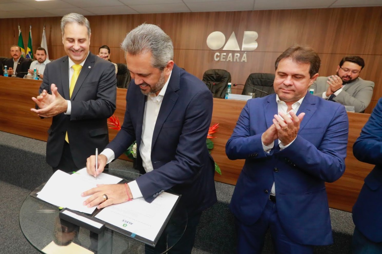 Dia histórico na OAB-CE: governador Elmano de Freitas sanciona Lei do Piso Salarial da Advocacia