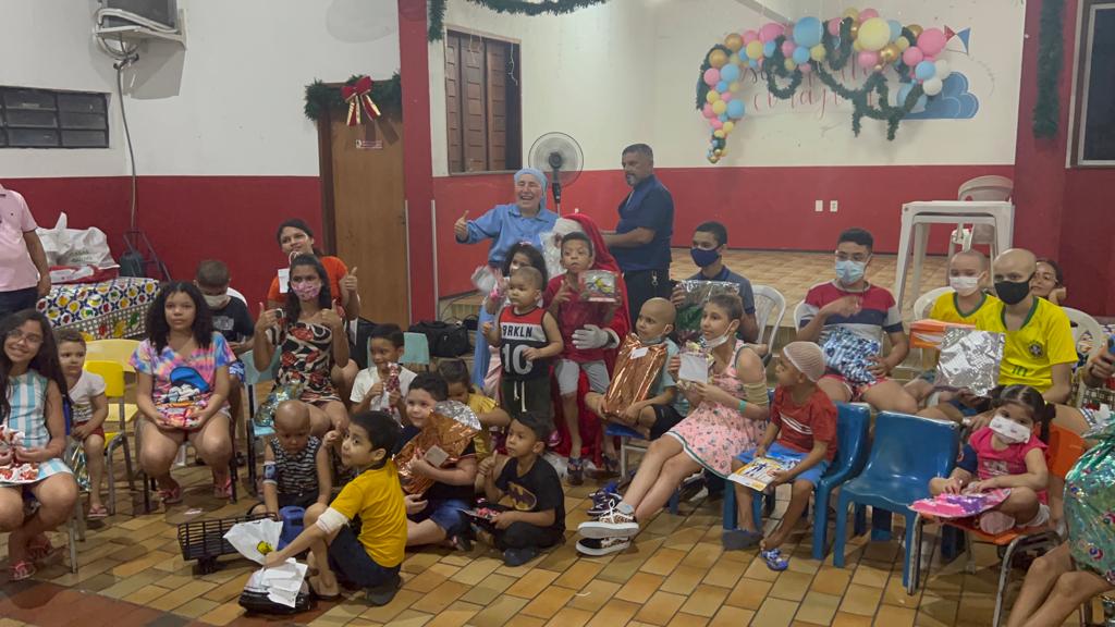 Crianças do Lar Amigos de Jesus ganham ceia, show de mágica e visita do Papai Noel em ação promovida pelo Grupo Paraíba